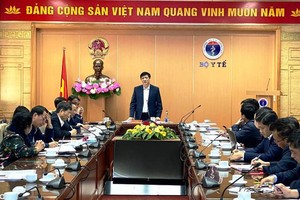 Health Minister Professor Nguyen Thanh Long shares the information about Covid-19 vaccine testing on human at a meeting recently (Photo: SGGP)