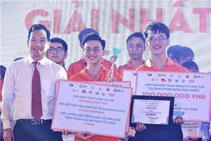 Vo Duc Minh and Nguyen Anh Kiet win the first prize with Korona Board Game (PHoto: SGGP)