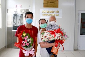 The boy is discharged from the hospital (Photo: SGGP)