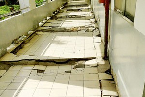 Land sinking is destroying the ground floor of a block in the Mental Hospital – Le Minh Xuan Branch (in Binh Chanh District). (Photo: SGGP)