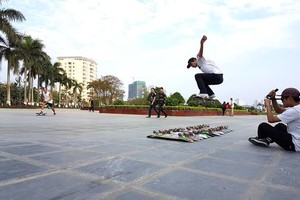 A young player is performing at a open-space park in District 5 (Photo: SGGP)