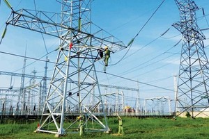 Workers from Power Trans 4 Company perform maintenance duties on power grids in central Vietnnam. (Source: EVN)