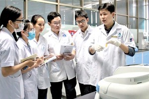 Nguyen Hoang Chinh and his colleagues (Photo: SGGP)