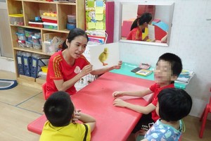 A teacher is teaching children with disabilities (Photo: SGGP)