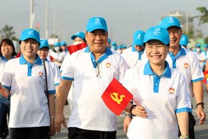 Nguyen Thi Le, Deputy Secretary of the Ho Chi Minh City Party Committee, takes part in the walk (Photo: SGGP)