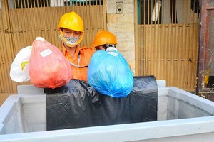 Garbage collection and sorting at a gathering point in District 1. (Photo: SGGP)