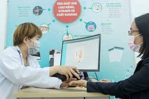 Collecting patients’ information in Mien Dong Hospital in District 9 of HCMC. (Photo: SGGP)