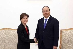 Prime Minister Nguyen Xuan Phuc (R) receives outgoing Singaporean Ambassador to Vietnam Catherine Wong (Photo: VNA)