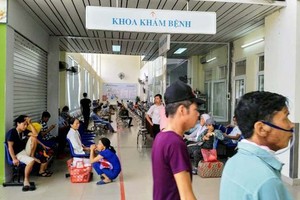 The cancer hospital in Hanoi is always crowded with patients (Photo: SGGP)