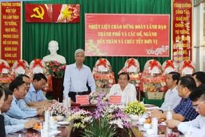 Deputy Chairman of the Ho Chi Minh City People’s Committee Vo Van Hoan at a center (Photo: SGGP)