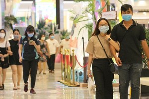People should don facemask in public places (Photo: SGGP)