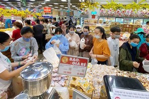 People buy things in a supermarket (Photo: SGGP)