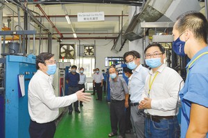 Chairman of Ho Chi Minh City People's Committee Nguyen Thanh Phong directs workers in Tan Thuan Export Processing Zone how to prevent Covid-19 in April, 2020 (Photo: SGGP)