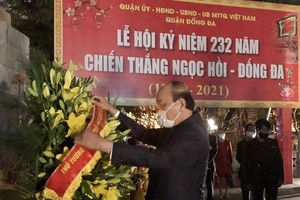 PM Nguyen Xuan Phuc pays tribute to King Quang Trung at the temple dedicated to the King at Dong Da Mound in Hanoi (Photo: VNA)