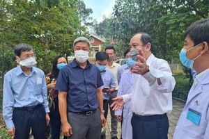 Deputy Health Minister Nguyen Truong Son visits the makeshift hosptial in Cu Chi District, HCMC (Photo: SGGP)