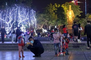 Children and their parents play at Ly Thai To Square in Hoan Kiem Lake. — VNA/VNS Photo