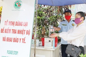 People are instructed to wash their hands with disinfectant before entering patients' rooms (Photo: SGGP)