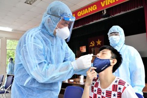 A medical worker taking sample for Covid-19 testing in District 5, HCMC (Illustrative photo)
