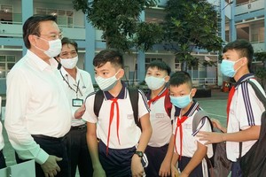 Director of the Ho Chi Minh City Department of Education and Training Le Hong Son  talks to students in the first day of coming back schools (Photo: SGGP)