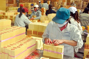 Workers of Yen Bai Joint Stock Forest Agricultural Products and Foodstuff Company (CAP) make votive paper. Votive paper segment accounts for 50 per cent of CAP’s total revenue. Photo courtesy of the company