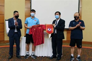 Ambassador encourages national men’s football squad ahead of World Cup qualifier
