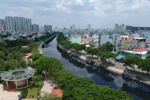 Harsh punishment imposed on owners of illegally-built houses along canals