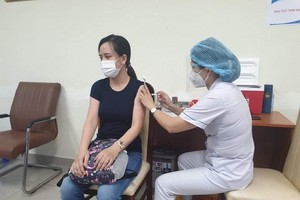 HCMC ramps up vaccination drive to administer 806,000 Covid-19 dozes on schedule