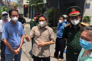 Deputy PM Dam asks Go Vap authority to help parents buy textbooks