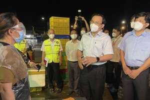 Health care workers must pay regular visits to Binh Dien market for medical exam