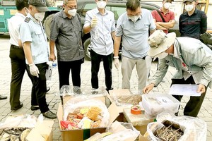 Bird nest, dried seahorses hidden in containers of blood clams