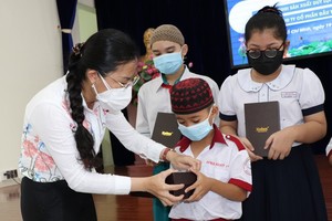HCMC presents 90 tablets to ethnic minority students 
