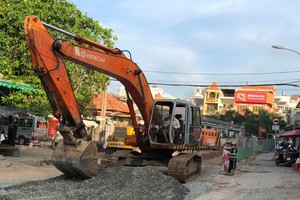 Construction workers rushed off their feet to finish work before Lunar New Year