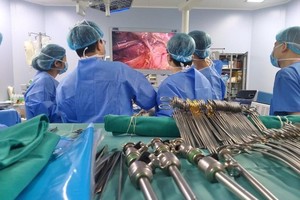 Surgeons perform endoscopy for living-donor liver transplantation