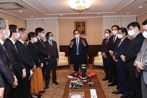 Prime Minister meets Vietnamese intellectuals in Japan