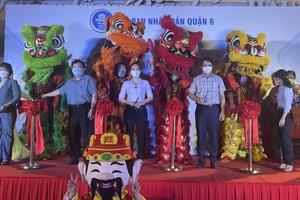 Night market in District 6 attracts visitors with street food