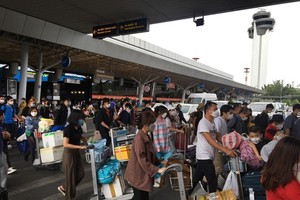 Tan Son Nhat Airport crowded with passengers as people return home
