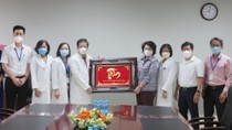 Chairwoman congratulates doctors and nurses on Vietnam Doctors' Day