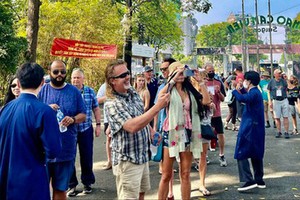 Tour guides using fake cards and distort history to receive tough punishment