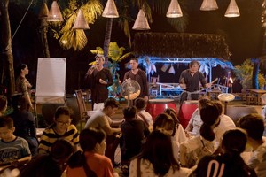 City dwellers flock to entertainment parks, eateries crowded with diners