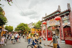 Vacationers interested in visiting indoor tourist attractions on long holidays