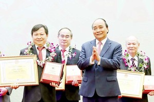 Vietnamese S&T intellectuals must contribute more to country’s growth: President