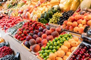 Fruits from foreign countries imported into Vietnam leading to tough competition