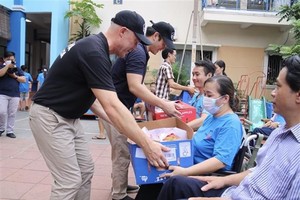New Zealand exporters present fruits to unlucky Vietnamese children, women