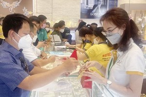 SJC gold price falls nearly VND6 million per tael 