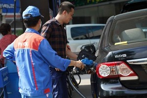Gasoline prices continue dropping by VND3,600 per liter
