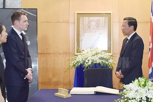HCMC Chairman writes book of condolence for Queen Elizabeth II