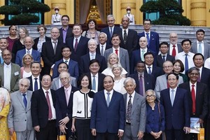 President meets with international scientists