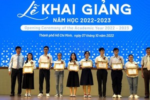 Students are granted scholarships (Photo: SGGP)