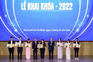 President Nguyen Xuan Phuc grants certificates of merit to good students (Photo: VNUHCM)