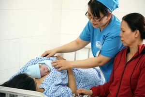 Medical workers take care a mother 